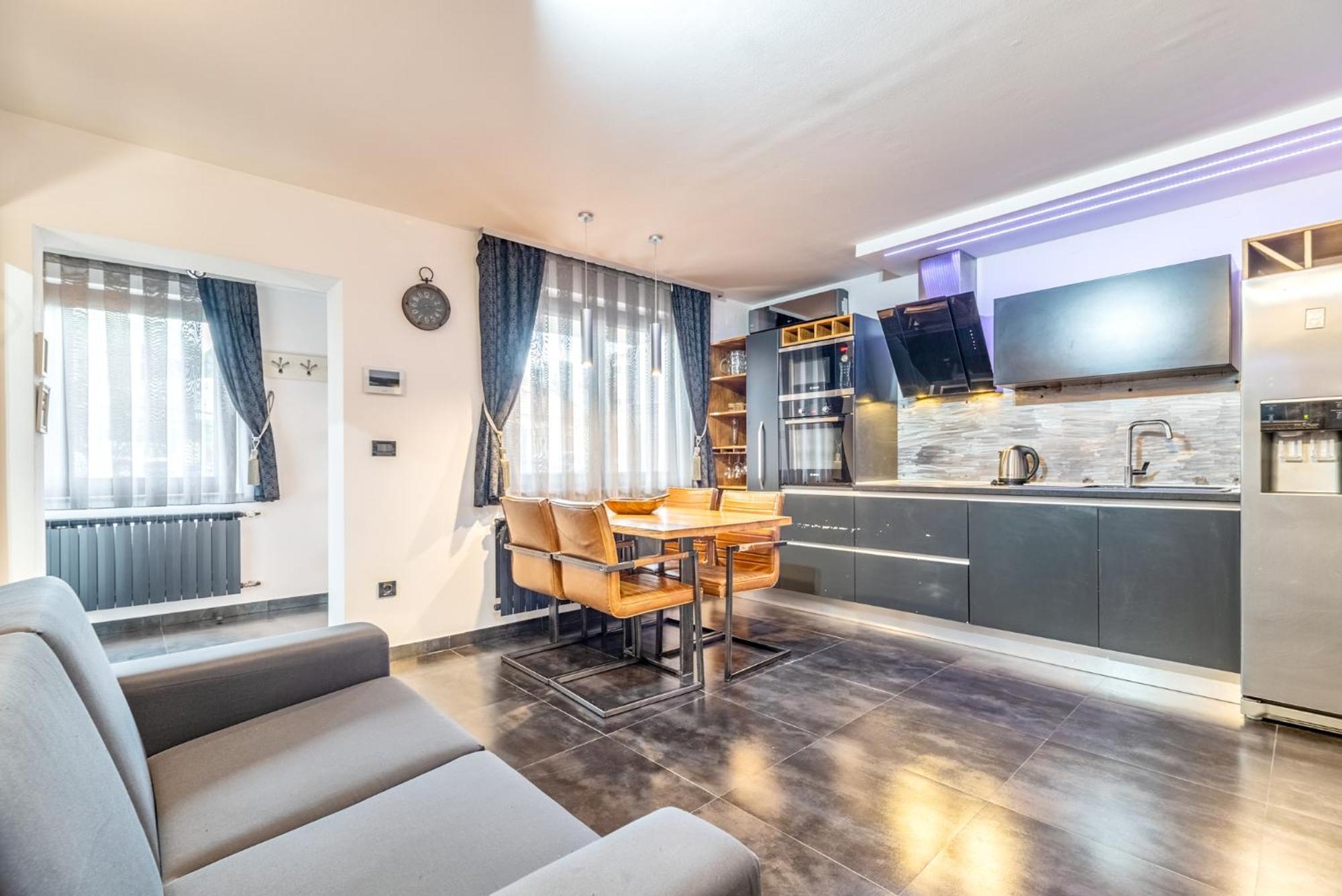One-Bedroom Deluxe Apartment